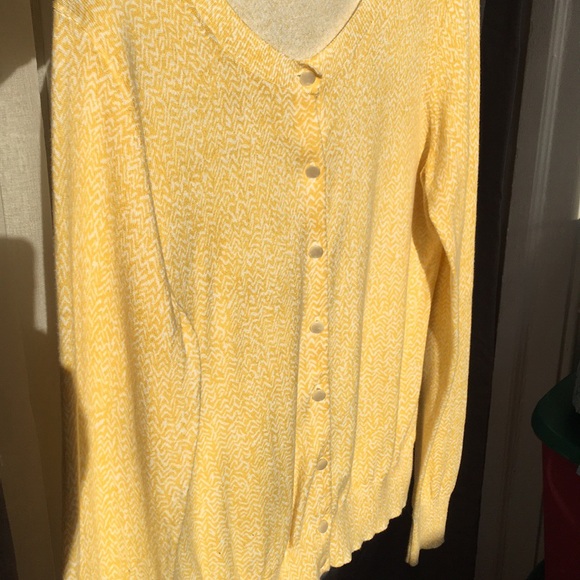 🌬Banana Republic Soft Yellow Cardigan - Picture 3 of 5